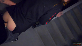 Тайный секс на лестничной клетке с соседкой