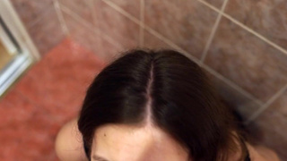 Сексуальная подруга в горячей сцене минета в ванной